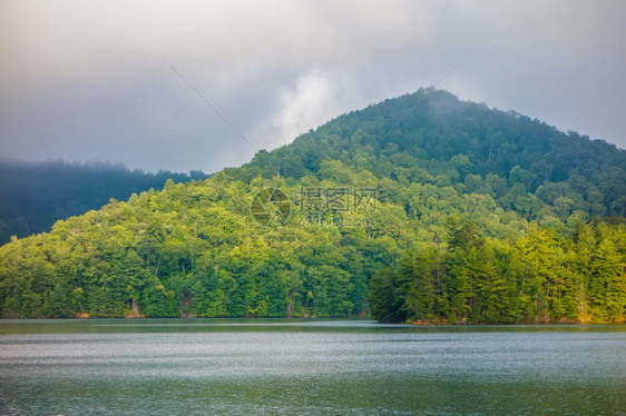 在大片烟雾山的桑特拉湖风景中图片