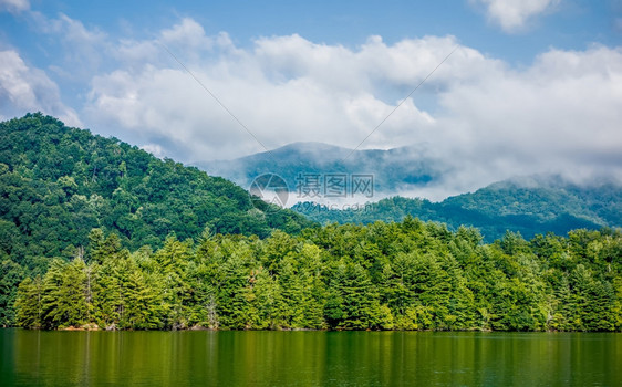 在大片烟雾山的桑特拉湖风景中图片