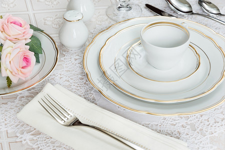 漂亮的装饰桌上面有白色板晶杯水眼镜餐巾具和花豪华桌布图片