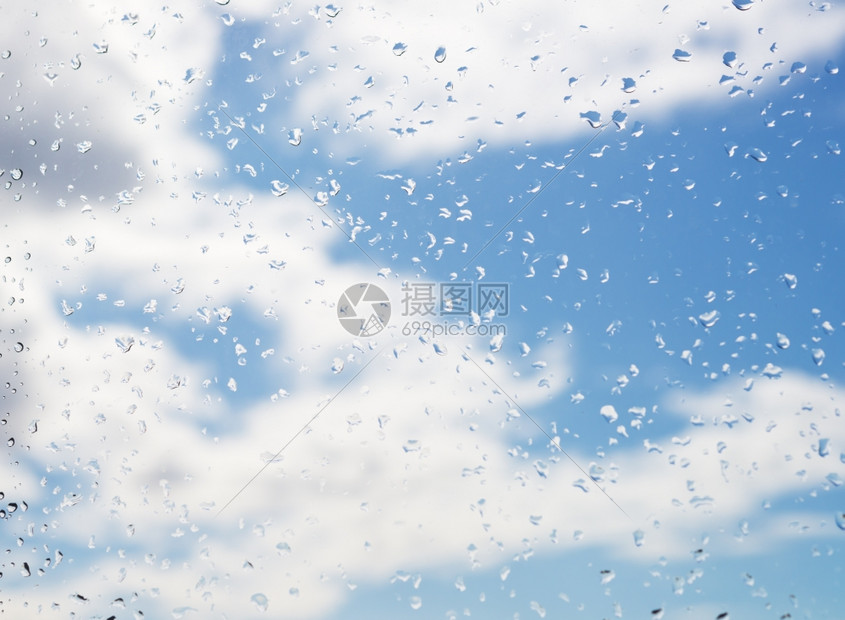 窗玻璃上有云的雨滴图片