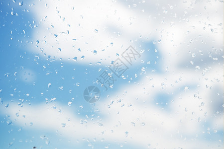 窗玻璃上有云的雨滴图片