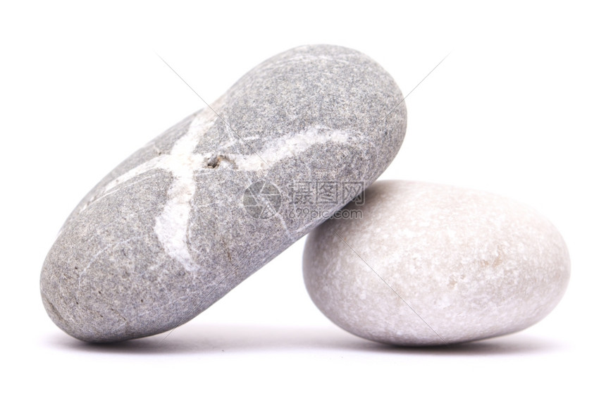 白色背景上分离的两颗石块