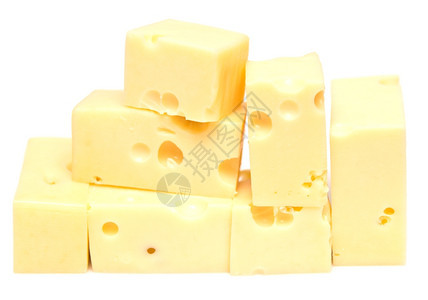 白色背景上堆积的奶酪块图片