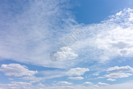 有云的蓝天空图片