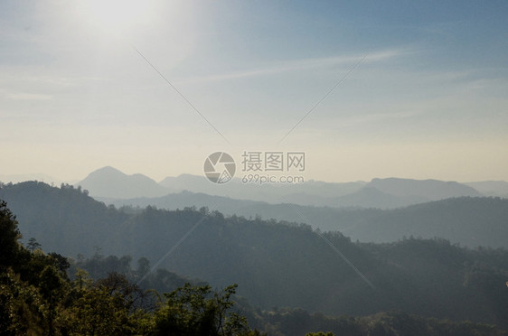 太阳遮在美色的迷雾山岳上图片