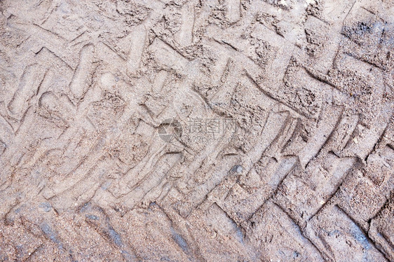 泥浆中轮胎的痕迹图片