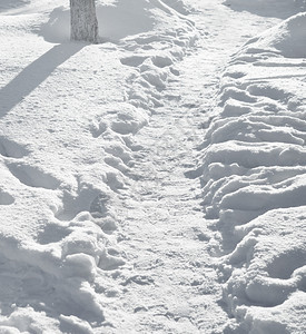 冬季清扫雪中的道路图片