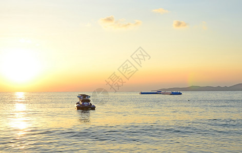 日落时摩托艇在海面上移动图片