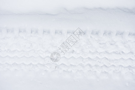 积雪中的轮胎轨迹图片