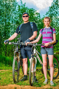 一对年轻的夫妇骑自行车车图片