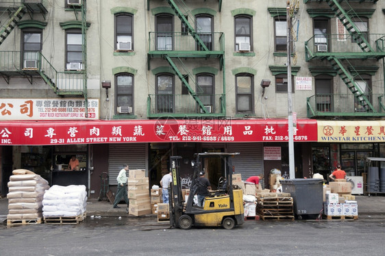 纽约市华镇曼哈顿Alten街商店前的辛劳工人图片