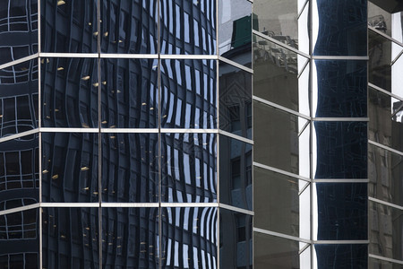 曼哈顿市中心的纽约内摩天大楼的玻璃面罩几乎有其他摩天大楼和空的抽象反射图片