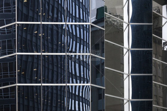 曼哈顿市中心的纽约内摩天大楼的玻璃面罩几乎有其他摩天大楼和空的抽象反射图片