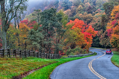 秋天在蓝脊公园道上驾车图片