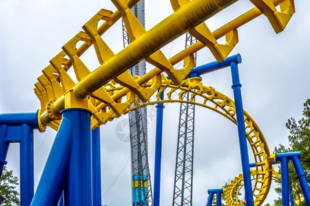 过山车环游乐园里的过山车轨道特写镜头背景