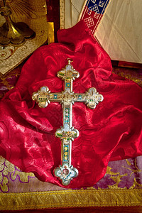 红布宗教设备上的金天主教十字图片