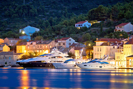 在滨海夜景达马提亚croati等滨海城的豪华游艇图片