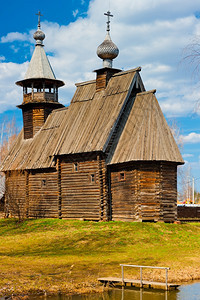 春天的旧木制正教堂垂直拍摄图片
