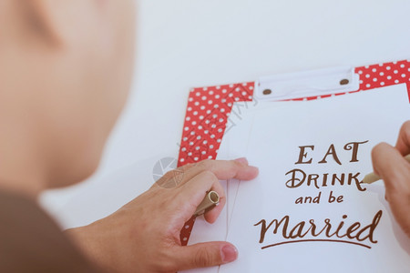 男人写着吃喝结婚后在仪式的纸卡上引用结婚的报价图片