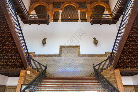 由大理石和木头制成的西班牙复兴古老楼梯图片