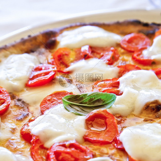 这是一个真正的意大利比萨饼传统的马格赫里塔比萨披在卡布里加尔柯克餐馆环球湾意大利图片