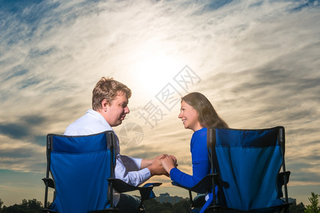 黎明时已婚夫妇坐在椅子上图片