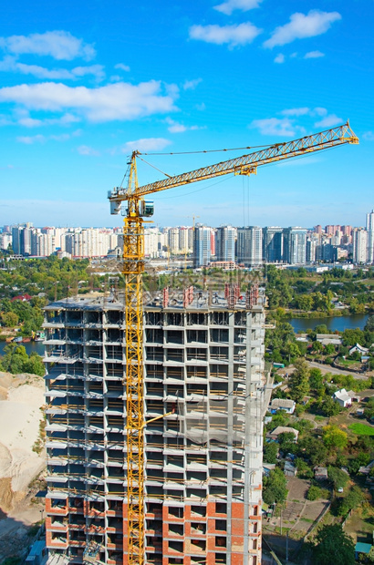 与起重机和工人一正在施的建筑地空中观察图片