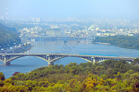 地铁桥人行和卡迪尔地区背景的空中观察kievuraine图片