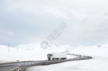 在冬季的山上一辆卡车的山公路格罗吉亚图片