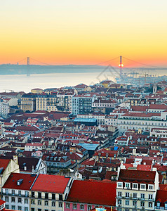 Lisbon天线和日落时25个阿普里尔桥图片