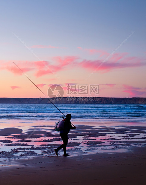 日落时在海边行走的土生长渔船图片