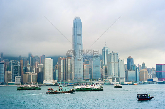 香港湾有很多不同船和雨云图片