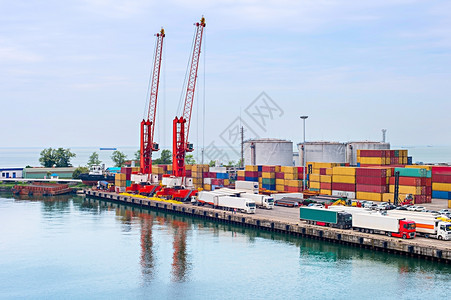 Batumi工业海港的集装箱和卡车图片