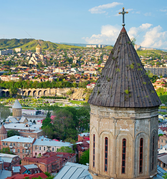 tbils城市景象与同日教堂背景georgia