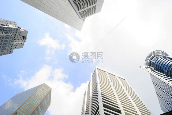 高升起的摩天大楼位于市中心的夏歌波天空上图片