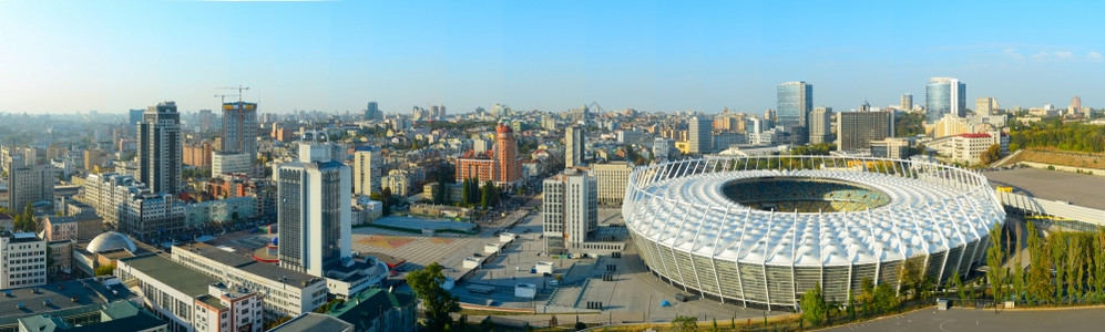 与前方奥林匹亚体育场的全景图片