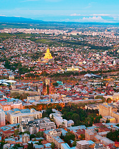 格罗吉亚在黄昏时俯视第比利斯市图片