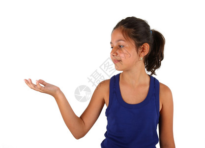 小女孩手握着白色背景的东西图片素材