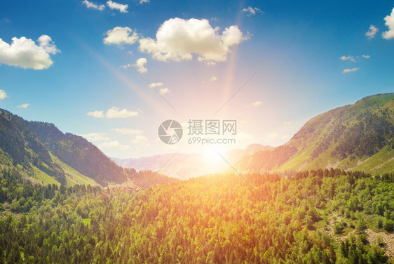 美丽的山地和日出图片