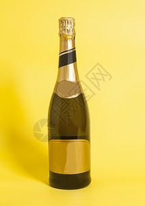 黄色背景的香槟瓶背景图片