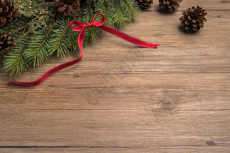 圣誕边境设计配有松锥树枝和旧橡木的丝带图片