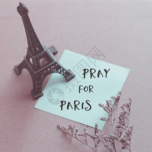 祈祷巴黎埃菲尔塔模型纸和花图片