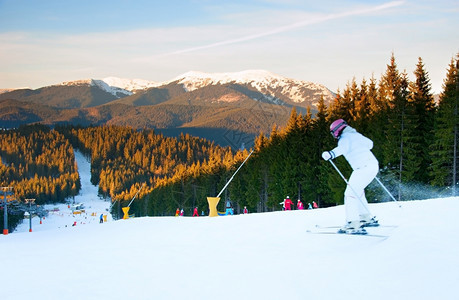 在山坡上滑雪图片