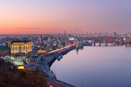 Kyiv的空中视图在黄昏的dnipro河中反射ukraine图片