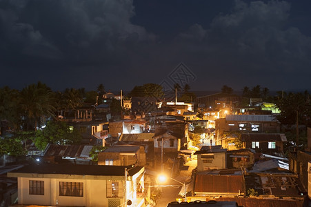 晚上在菲利平市的贫民窟上图片