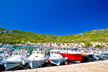 科米萨港夏季风景的渔船相对岛croati图片