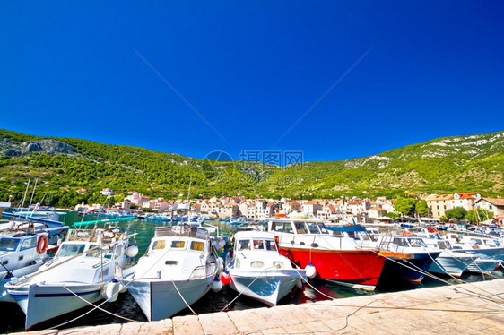 科米萨港夏季风景的渔船相对岛croati图片