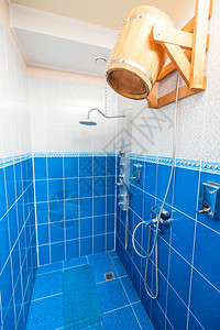 浴缸里的木用来做反向淋浴图片