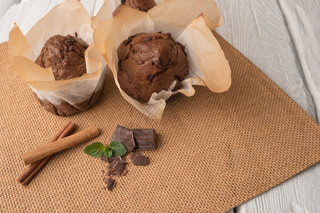 巧克力松饼和篮子巧克力片烧火棒和地垫薄荷背景图片