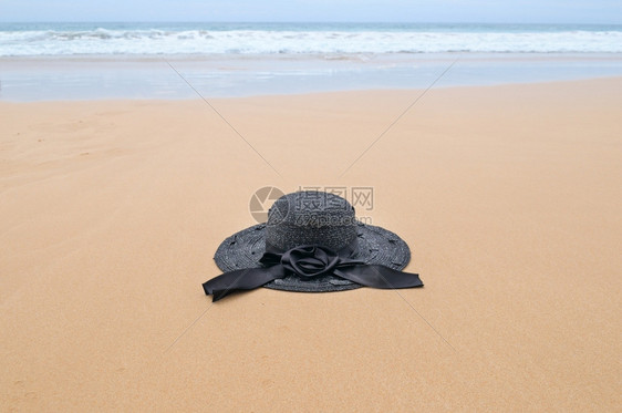 沙滩上的太阳帽图片